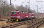 Am 09.02.2026 stehen auf dem Bahnhofsgelände von Leer (Ostfriesland) 243 559 und 2 weitere Schwestern abgestellt. Interessant ist, dass sowohl Baureihe als auch Eigentumskennzeichnung noch auf die DR hinweisen, diese ist aber schon über 30 Jahre Geschichte. keine Ahnung, ob die Maschinen für den Verwerter bestimmt waren, direkt ungepflegt sahen sie nicht aus.
Das Foto entstand vom äußersten Ende des Hausbahnsteiges aus. 