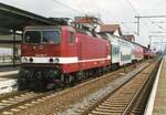 DB 143 944-7 mit einem Regionalzug im Bf Nordhausen am 15. August 2001. Dahinten DB 143 086-7 mit einem Regionalzug nach Halle.