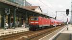 DB 143 086-7 mit einem Regionalzug nach Halle Hbf, Gleis 1 Bf Nordhausen, am 15. August 2001.