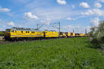 Bahnbaugruppe bei bei Roßlau am 21.04.26 nach Magdeburg. 232 550 + 143 352 und einiges an Equipment.