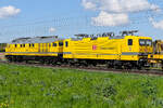 Ludmilla 232 550 + 143 352 der Bahnbaugruppe bei bei Roßlau am 21.04.26 nach Magdeburg. 
