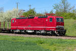 Das muss ja wohl was besonderes sein. 
DB Museum, N�rnberg, Fahrzeugnutzer: Standort Halle (Saale) mit der sch�nen  243 002-3  (NVR:  91 80 6143 002-4 D-DB )
Auf jeden Fall ein absoluter Zufall, weil ich wollte gerade schon wieder fahren weil einige Zeit lang nix kam. �stlich von Halle am 23.4.26.
