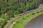 Eine Lok der Baureihe 143 f�hrte am 24.05.26 ihre S-Bahn nach Bad Schandau vorbei an der Festung K�nigstein und wird bald den Bahnhof K�nigstein erreichen.