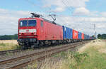 Die 143 963-7 ist mit ihrer Lackierung und dem charakteristischen Reichsbahnkeks eine Besonderheit auf deutschen Schienen.
Am 02.07.2026 zieht die Lokomotive einen bunten Containerzug durch B�singhoven.