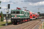 Am 21.07.2026 zog 143 841-5 ihre S1 nach Mei�en Triebischtal aus dem Bahnhof Neus�rnewitz.
