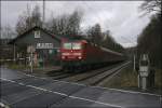 Die Sonne hat sich mal wieder verzoggen als die 143 167 mit der RB91 (RB 39163)  Ruhr-Sieg-Bahn  in Littfeld einen Stop einklegt.