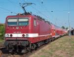 Die letzte noch bordeauxrote 143 die in Ostdeutschland unterwegs ist, hlt am 02.09.04 in Angersdorf mit einer RB nach Halle(Saale)Hbf.