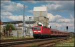 143 903 mit RE10 Cottbus - Leipzig Hbf in der Anschlussstelle Hennersdorf, 17.06.08.