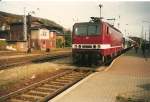 Der Interregio Sassnitz-Berlin mit der 143 277 am 10.10.1996 in Sassnitz.Am Zugschlu laufen die Kurswagen aus Malm mit.