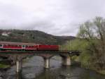 Ein RegionalExpress nach Halle berquert bei Bad Ksen die Saale.