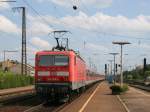 RB 34073 nach Nrnberg Hbf mit Schublok 143 808-4 bei der Ausfahrt Frth(Bay) am 3.9.08