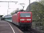 143 101 am 03.05.2002 in Kln-Deutz, im Hintergrund der Bogen der Kln-Arena