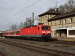 Die 143 281 am 23.02.2009 mit einer RB bei der Ausfahrt aus Hochstadt.