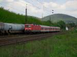 Die 143 024 am 13.05.2008 mit einer RB bei der Einfahrt in Laufach.