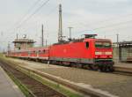 143 934-8 kommt mit RE 26182, bestehend aus Halberstdter Wagen,  aus Cottbus in den Leipziger Hauptbahnhof gefahren.