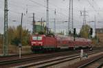 143 576-7 mit einem Regionalexpress am Haken bei der Einfahrt Flughafen Schnefeld.17.10.09.