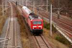 Der RE, den 143 043 am 22.11.09 durch Holzweissig nach Leipzig zieht, ist mit zwei Wagen ziemlich kurz geraten.