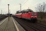 143 821-7 beschleunigt hier gerade aus dem Bahnhof in Calau/Niederlausitz.
