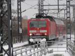 Eine 143er fhrt am 31.12.09 von Berlin Zoologischer Garten kommend in den Hauptbahnhof ein