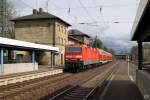 143 134-5 mit einer RB nach Lichtenfels vor dem Empfangsgebude des Bahnhofs Hochstadt-Markzeuln.