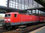 BR 143 als RE7 nach Wnsdorf-Waldstadt im Bahnhof Berlin Zoologischer Garten.(11.4.2010)