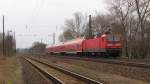 DB 143 137-8 mit einer leeren Dostogarnitur Richtung Groheringen, bei der Ausfahrt in Naumburg (S) Hbf; 05.04.2010