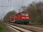 Die 143 351 am 28.04.2010 mit einem Dosto und der 110 403 im Schlepp unterwegs bei Drverden.
