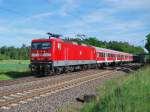 Am sonnigen Nachmittag des 05.06.2010 zieht BR 143 351-5 die RB von Minden (Westf.) nach Rotenburg (Wmme)  Aufgenommen bei Gandesbergen zwischen Nienburg und Eystrup.