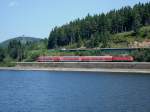 Wendezug mit BR 143 kurz vor dem Endbahnhof Seebrugg am Schluchsee/Schwarzwald , vom Ausflugsschiff aus fotografiert,  Juli 2010