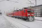 Die stark vereiste 143 909-0 fhrt mit ihren zwei Doppelstockwagen als S2 nach Heidenau in den Bahnhof Dresden-Mitte ein.