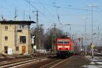 Mit dem RE nach Zwickau fhrt 143 891-0 in den Bahnhof Gnitz ein.