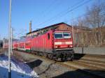 Am 26.02.11 kommt 143 327-5 aus Richtung Plauen, da sie in Reichenbach/v.