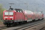 Die 143 159-2 fhrt die RB81 im Sandwich mit 143 835-7 durch Winningen am 30.03.2011