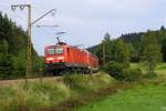 Mit einer RB nach Freiburg am Haken rollt 143 042-0 am 21.8.2011 durch das Hllental bei Hinterzarten.