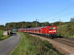 Die 143 625 mit einer S Bahn am 15.10.2011 unterwegs bei Plling.