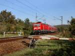 Die 143 858 mit einer RB nach Saalfeld am 17.10.2011 unterwegs bei Saaleck.