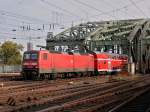 143 925-6 zieht am 27.10.2011 RB27 ber die Hohenzollernbrcke in den Klner Hbf.