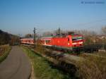Interessant, dass dieser RB mal ohne Steuerwagen nur 3 Wagen darunter auch Fahrradwagen hat! 143 645 mit RB 39925 nach Stuttgart Hbf bei Walheim(Wrtt) am 23.11.11