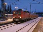 Und die nchste Lady war auf Rgen.Am 11.Februar 2012 war es 143 952 die mit dem RE 13014 Binz-Rostock,in der Blauen Stunde,in Bergen/Rgen hielt.