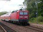 Am Zugende der RB schiebt 143 850-6 ihren Dienst.