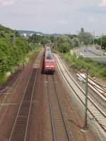 Eine BR 143 mit RB 55 bei Frankfurt am Main Mainkur am 10.07.08