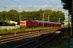 Auf dem Richtungsgleis nach Grevenbroich fhrt gerade eine RB 27 nach Mnchengladbach durch die sdliche Bahnhofseinfahrt nach Rommerskirchen ein.
