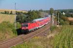 Am 07.09.13 sind 143 210-3 und 112 190 (Schluss) mit dem aus 8 Doppelstockwagen gebildeten RE 13280 (Rostock Hbf - Chemnitz Hbf) bei Zschaitz unterwegs.