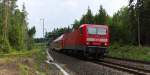 143 947-0 schiebt ihren Regionalexpress von Hof nach Dresden durch das Vogtland.