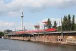 143 210 mit S Bahn Ersatzzug am 23.08.2014 auf der Jannowitzbrücke in Berlin.