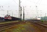 143 913 mit Dgs 52308 (Osnabrck Rbf–Maschen Rbf) und 401 074 als Lt 30898 (Bremen Hbf–Hamburg-Eidelstedt) am 25.05.1994 in Buchholz (Nordheide), aufgenommen vom Ende des Bahnsteigs 1/11