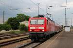 Ausfahrt am 25.04.2014 von der Freiburger 143 055-2 mit einer HVZ-RB nach Neuenburg (Baden) in Müllheim (Baden).