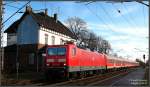 Die frisch lackierte 143 658 (Bh Leipzig) passiert am Vormittag mit ihrem RE17186 Cottbus -Leipzig Hbf den Hp Uebigau.