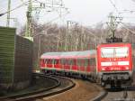 143 203 hat gerade den Bahnhof Lehrte verlassen und schiebt ihren RE nach Hannover.