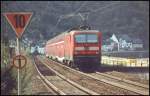 Ohne Halt durchfhrt der RE Frankfurt (Main) HBF-Koblenz, geschoben von der 143 366, Boppard-Hirzenach im Sommer 2006.